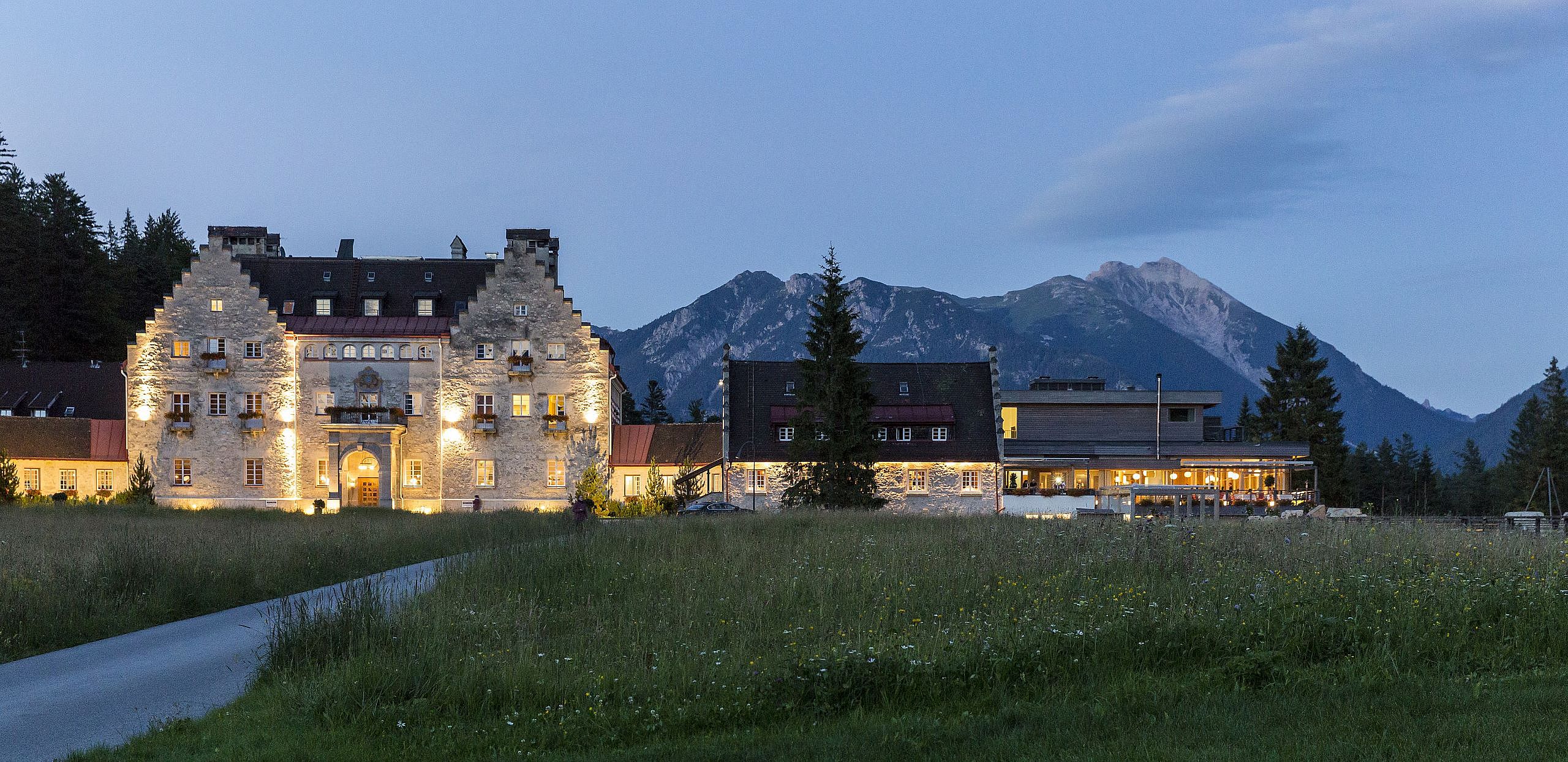 Das beleuchtete Kranzbach am Abend