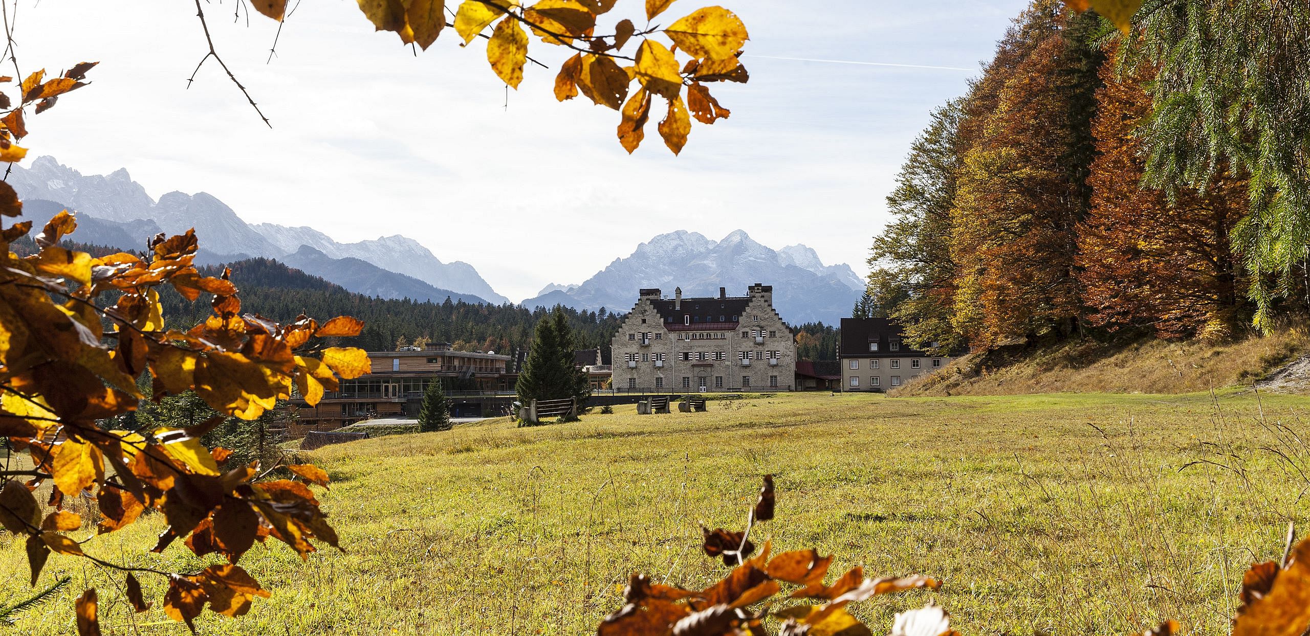 Das Hotel Kranzbach umgeben vom schönen Herbst