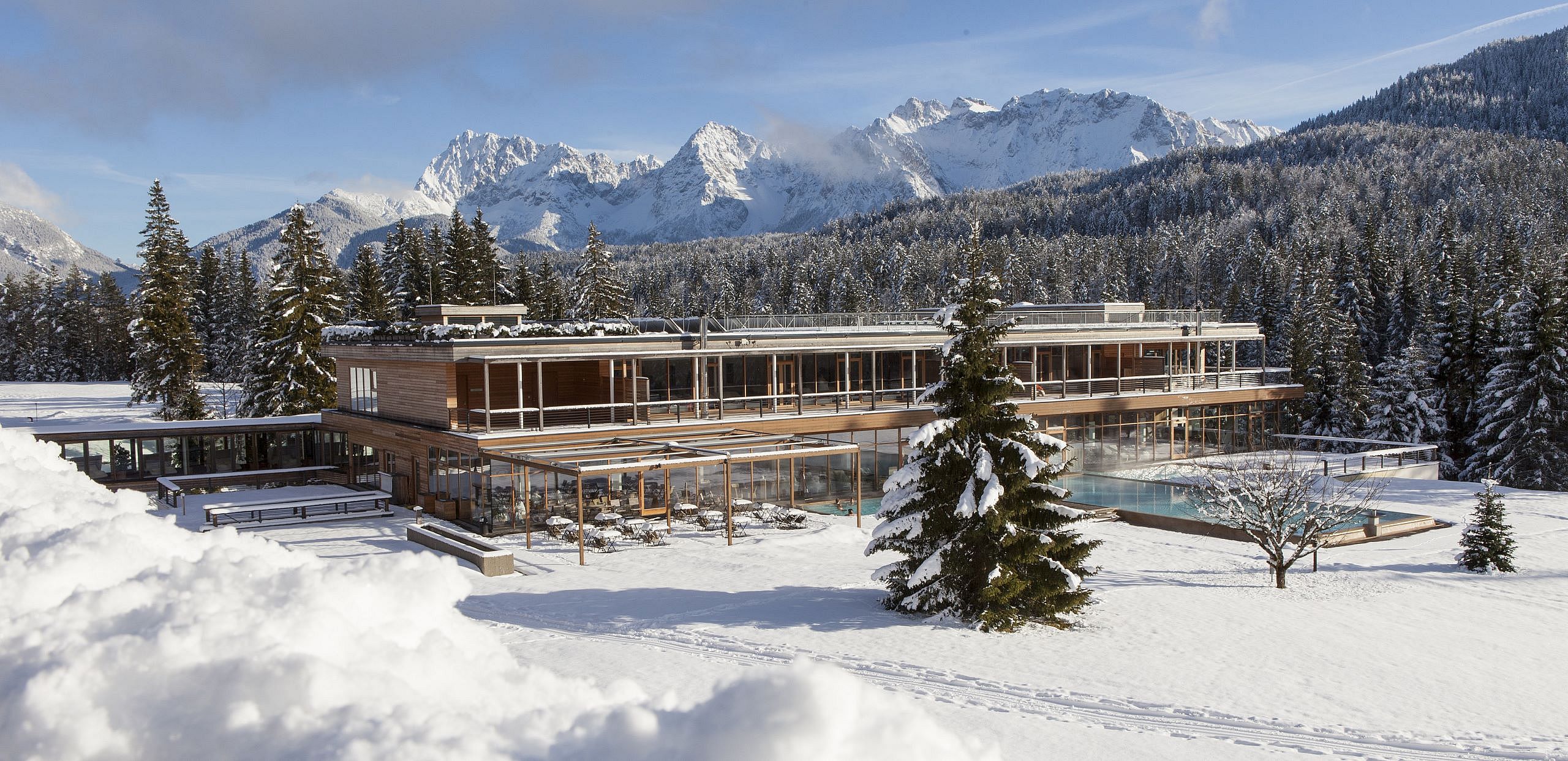 Das Kranzbach inmitten der idyllische Winterlandschaft im romantischen Bergtal