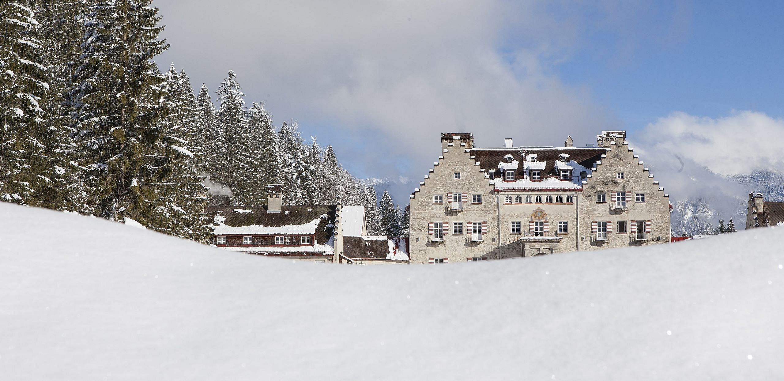 Das Kranzbach inmitten der idyllische Winterlandschaft im romantischen Bergtal