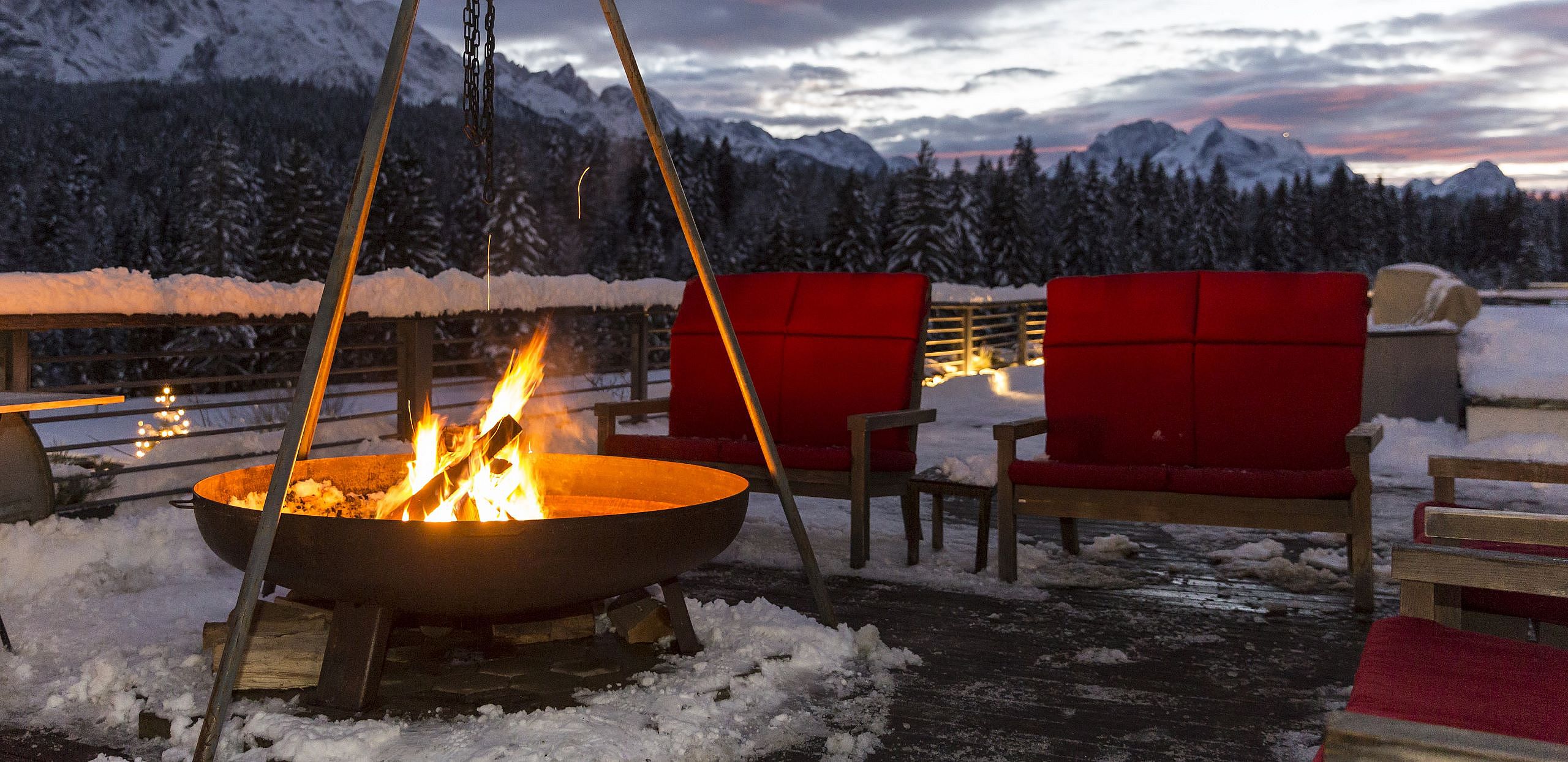 Feuerschale auf der Panoramaterrasse mit winterlicher Bergkulisse