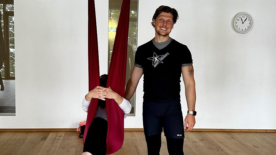 Aerial Yoga mit Andreas Glowik